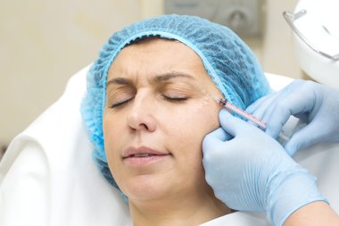 Enjeksiyon ile kozmetik tedavi 