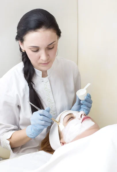 Processo de massagem e tratamentos faciais — Fotografia de Stock
