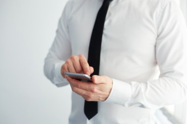 Cep telefonu tutan adam.