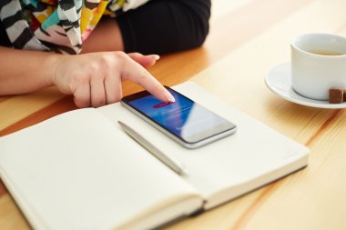Mobil bankacılık smartphone kullanan kadın