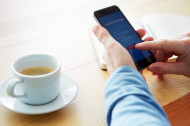 Erkek ellerini kullanarak mobil bankacılık