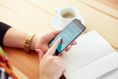 Kadın içine mobil bankacılık oturum çalışıyor