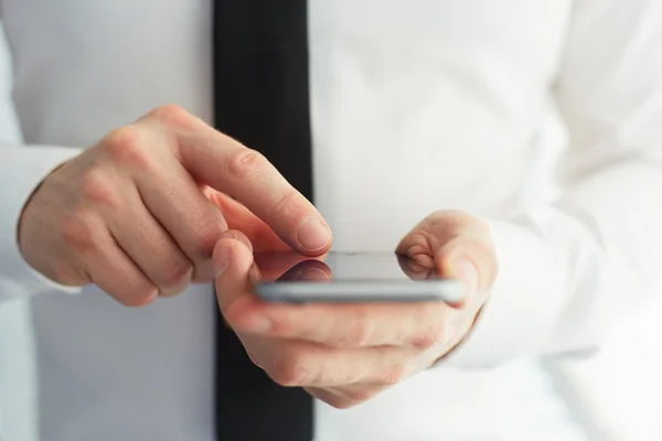 Man using mobile banking — Stock Photo, Image