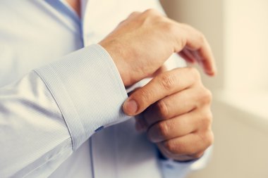 Çizgili gömlek giymiş adam