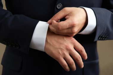 Siyah takım elbiseli adam.