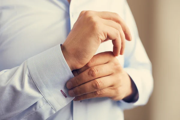 Man de mouw van zijn shirt te corrigeren — Stockfoto