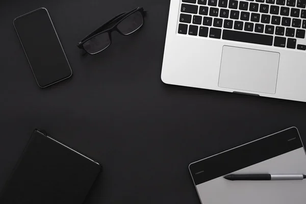 Werkplek met dagboek, tafel, mobiele telefoon en laptop — Stockfoto