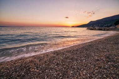 Sahilde gün batımı