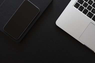 Çalışma alanı günlüğü, cep telefonu ve dizüstü bilgisayar ile
