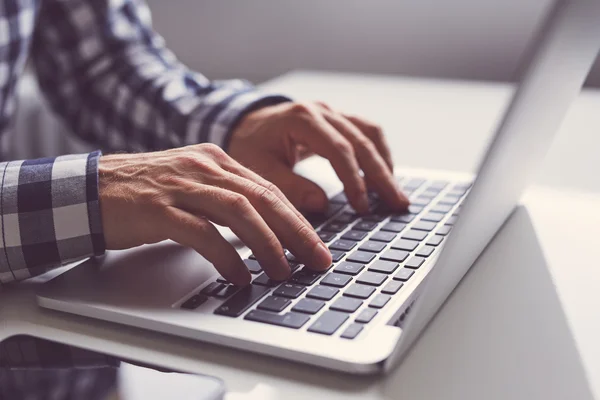 Uomo che lavora su un computer portatile in ufficio — Foto Stock