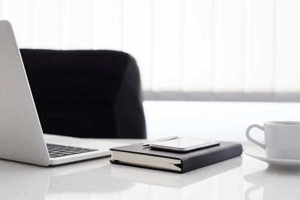 Werkplek met opengeklapte laptop, dagboek en koffie — Stockfoto
