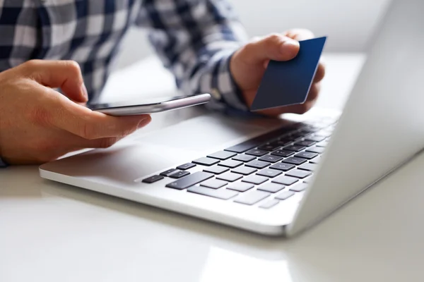 Male hands with mobile phone and credit card — Stock Photo, Image