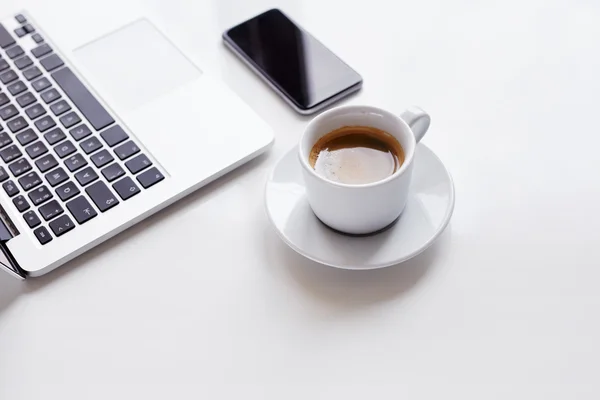 Milieu de travail au bureau, vue dégagée — Photo