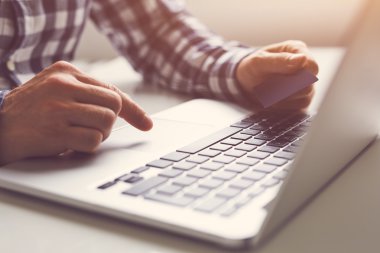 Notebook Touchpad kullanan adam