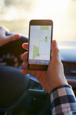 Erkek el siyah cep telefonu ile gps harita tutarak