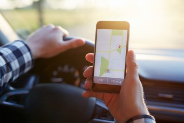 Erkek el hareket eden telefon ile gps harita tutarak