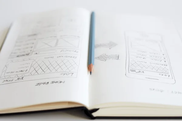 Potlood en open dagboek met schets webdesign — Stockfoto