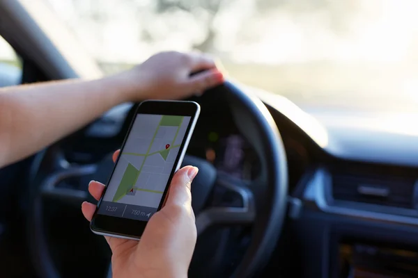 Kvinna i bilen med mobiltelefon — Stockfoto