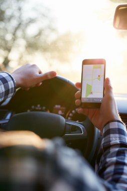 Cep telefonu ile arabadaki adam