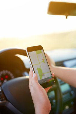 Hareket eden telefon ile harita gps navigasyon tutan el