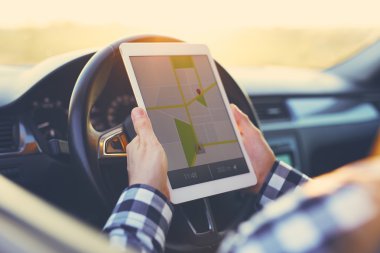 tablet araba ile adam.