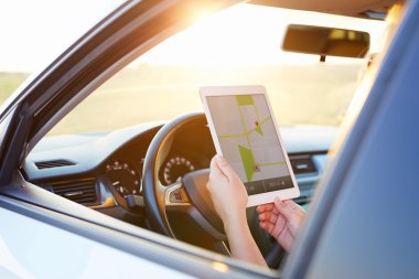 Kadın holding tablet ile harita gps navigasyon