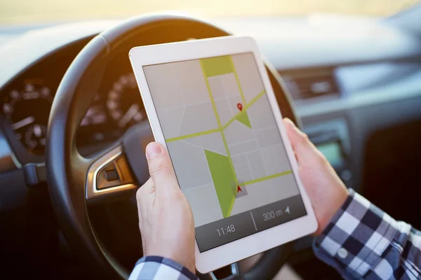 Tablet harita gps navigasyon ile holding erkek eller — Stok fotoğraf