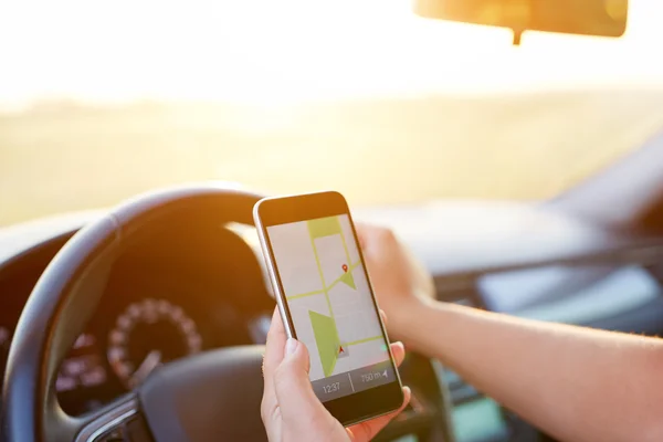 在汽车和手持移动电话与 gps 导航地图的女人 — 图库照片