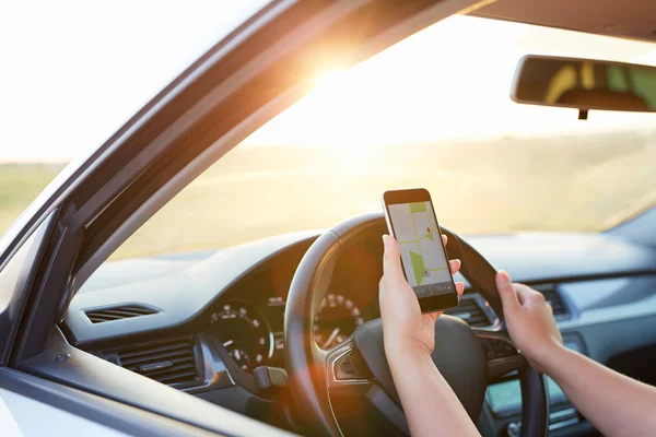 車と地図 gps ナビゲーションと携帯電話保持の女性 — ストック写真
