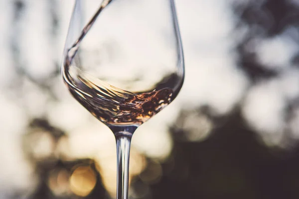 Versare Vino Rosato Bicchiere Tramonto — Foto Stock