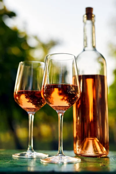 Zwei Gläser Rosenwein Und Eine Flasche Auf Dem Tisch Weinberg — Stockfoto