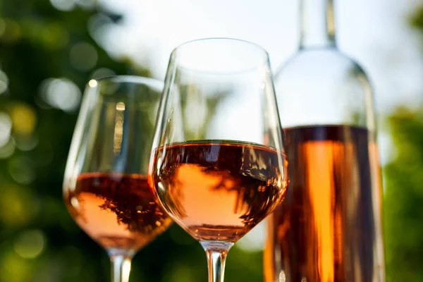 Dois Copos Vinho Rosa Uma Garrafa Close — Fotografia de Stock