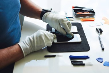 Bir servis teknisyeni cep telefonu görüntüsünü temizler