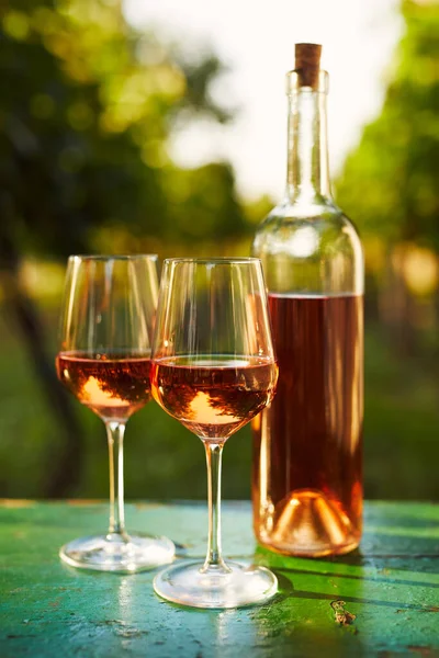 Bicchieri Una Bottiglia Vino Ros Vecchio Tavolo Legno — Foto Stock