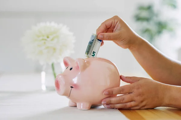 Una Donna Mette Una Banconota Euro Salvadanaio — Foto Stock