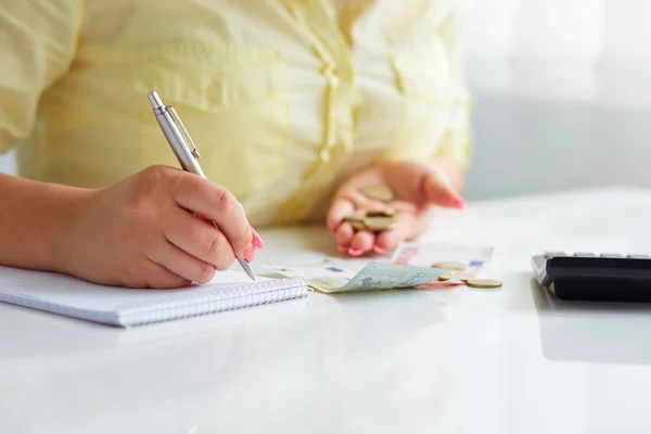 Vrouw met pen en geld — Stockfoto