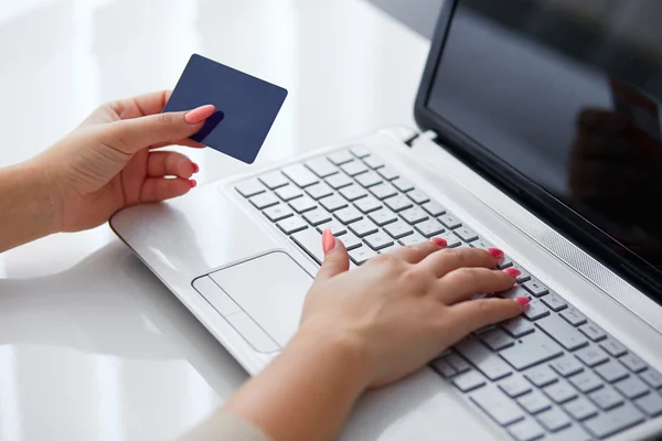 La mano femminile inserisce i dati nel notebook — Foto Stock