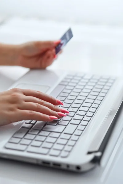 La mano femminile inserisce i dati nel notebook — Foto Stock