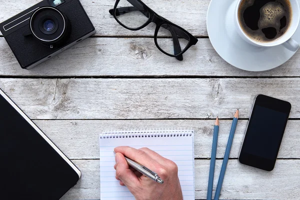 Bovenaanzicht van een hand met pen — Stockfoto