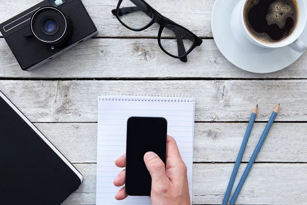 Bovenaanzicht van een hand met mobiele telefoon — Stockfoto