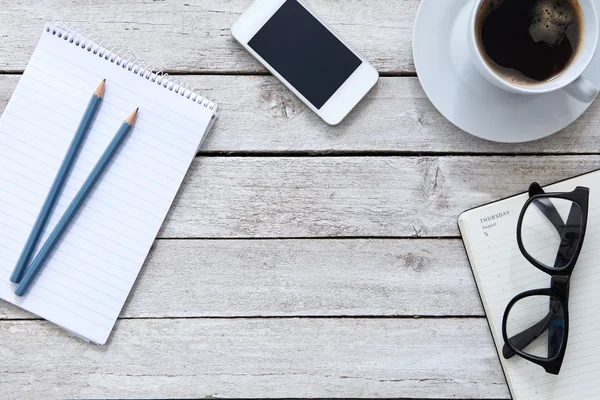 Vue de dessus sur une table sur le lieu de travail — Photo