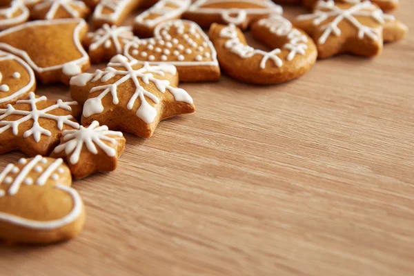 Hausgemachte Weihnachtsplätzchen auf Holztisch — Stockfoto