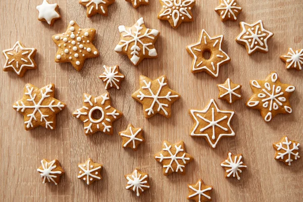 Galletas de jengibre de Navidad en la mesa de madera —  Fotos de Stock