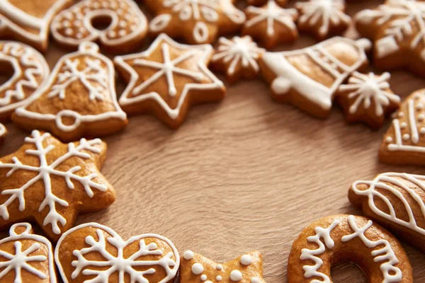 Galletas de Navidad caseras en mesa de madera —  Fotos de Stock