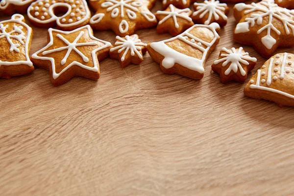 Galletas de Navidad caseras en mesa de madera —  Fotos de Stock