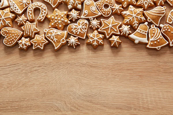 Galletas de Navidad caseras en mesa de madera —  Fotos de Stock