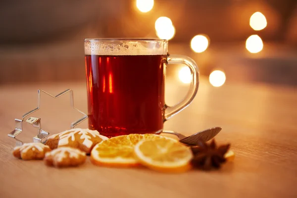 Hot christmas drink with spices and gingerbread — Stock Photo, Image