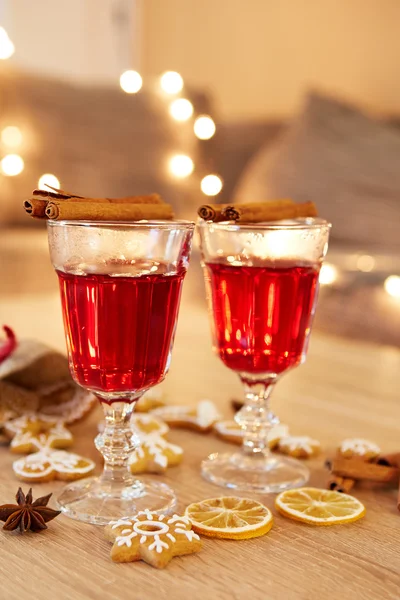 Two glasses of mulled wine with orange and spices — Stock Photo, Image