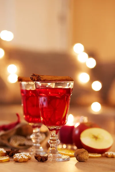 Zwei Gläser Glühwein mit Orangen und Gewürzen — Stockfoto