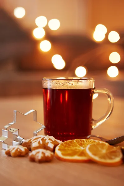 Hot christmas drink with spices and gingerbread — Stock Photo, Image